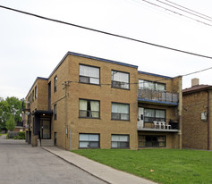 32 Hotspur Rd in Toronto, ON - Building Photo