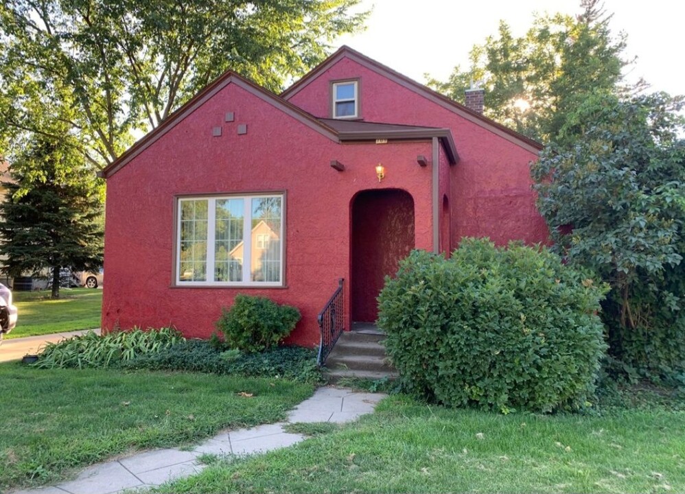 709 Medary Ave, Unit Red House in Brookings, SD - Building Photo