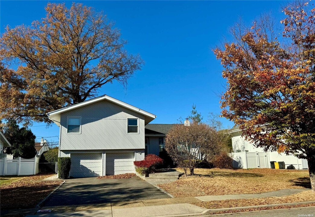 27 Fortune Ln in Jericho, NY - Building Photo