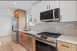 6319 Camellia Ave in North Hollywood, CA - Building Photo