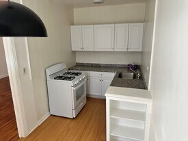 315 N Sierra Bonita Ave in Los Angeles, CA - Building Photo