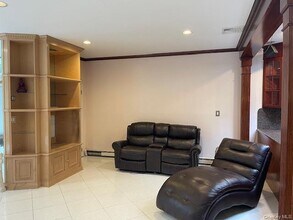 1 Brothers Ct in Huntington, NY - Building Photo - Building Photo