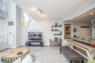 80 Cumberland St in Toronto, ON - Building Photo - Building Photo