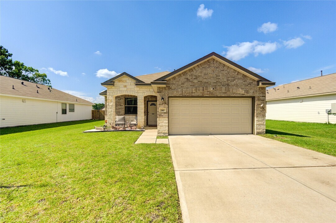 742 Brown Rd in Dayton, TX - Building Photo