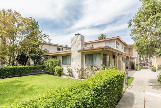 15025 Burbank Blvd in Sherman Oaks, CA - Building Photo - Primary Photo