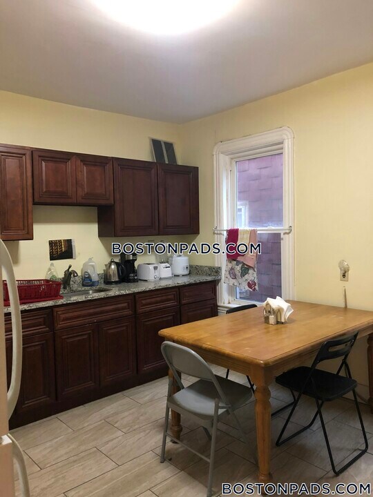 52 Crescent Ave in Boston, MA - Building Photo