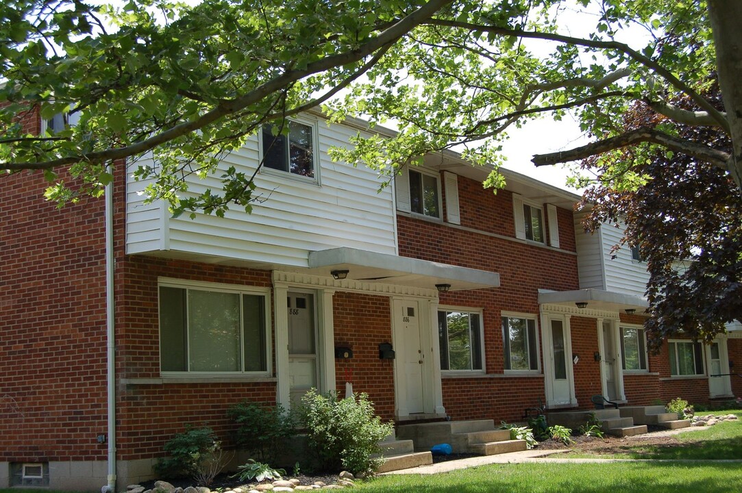 882-888-888 Woodhill Dr in Grandview Heights, OH - Building Photo
