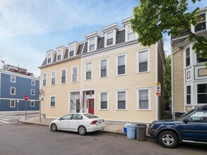 546 E 8th St, Unit 1 in Boston, MA - Foto de edificio - Building Photo
