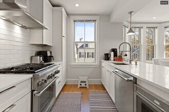 447 W 4th St, Unit 2 in Boston, MA - Building Photo - Building Photo