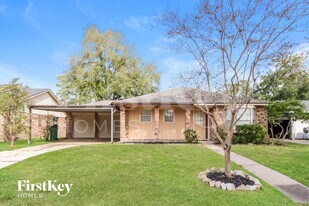 3804 Canterbury Dr in Baytown, TX - Building Photo