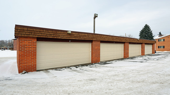 Pleasant View Apartments in Racine, WI - Foto de edificio - Building Photo