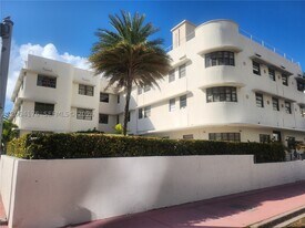 2700 Collins Ave in Miami Beach, FL - Building Photo