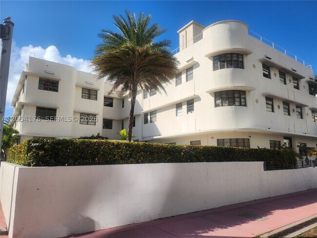 2700 Collins Ave