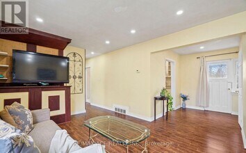 25 Overture Rd in Toronto, ON - Building Photo - Building Photo