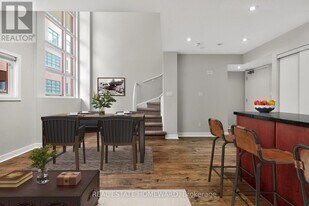 21 Earl St in Toronto, ON - Building Photo