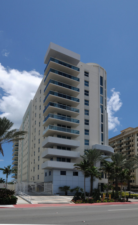 Waverly Surfside Beach in Surfside, FL - Foto de edificio