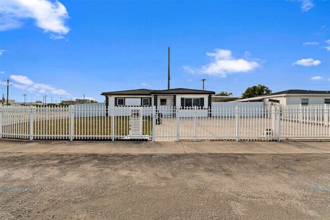 8300 NW 35th Pl in Miami, FL - Building Photo - Building Photo