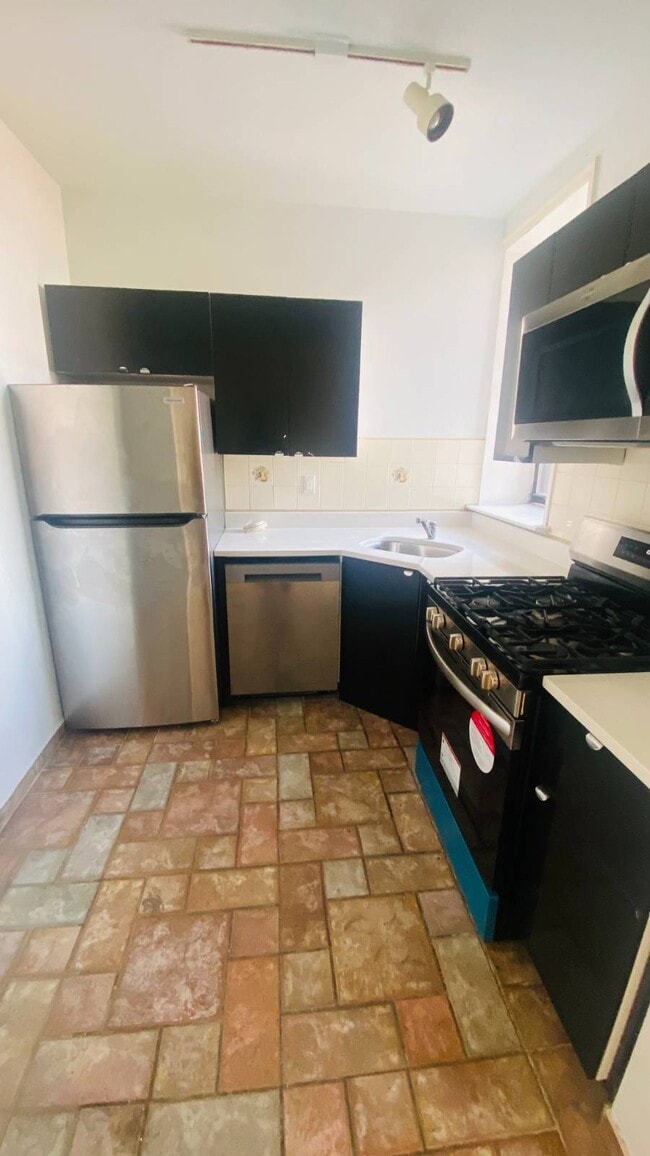 40-04 36th Ave in Queens, NY - Building Photo - Building Photo