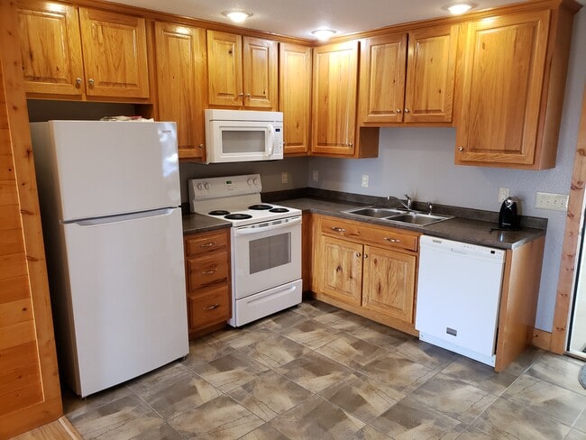 635 Russell Ave in Harriman, TN - Building Photo - Building Photo