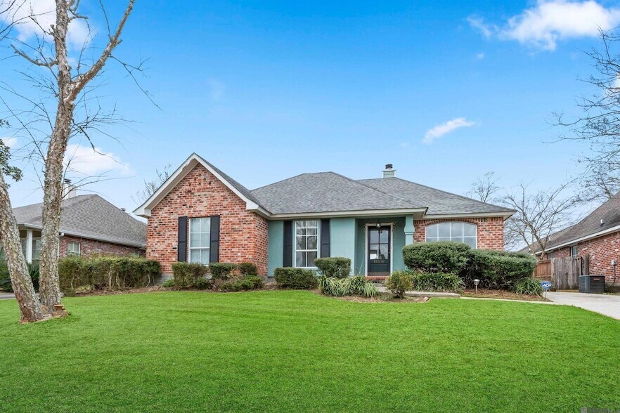 18516 Lakefield Ave in Baton Rouge, LA - Foto de edificio