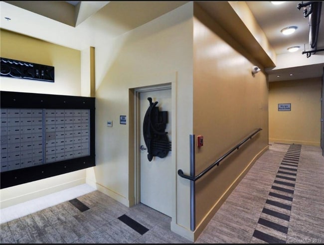 2125 Southend Dr in Charlotte, NC - Building Photo - Building Photo
