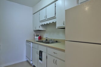 Hollybrook Apartments in Peoria, IL - Foto de edificio - Building Photo