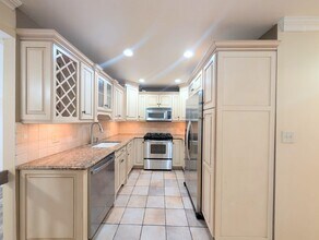 223 Sandcastle Key in Secaucus, NJ - Building Photo - Building Photo