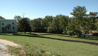 College Park Apartments in Bellevue, NE - Building Photo