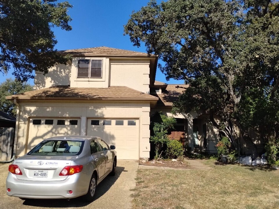 17915 Summer Knoll in San Antonio, TX - Building Photo