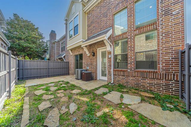 2202 Shady Vista in Richardson, TX - Building Photo - Building Photo