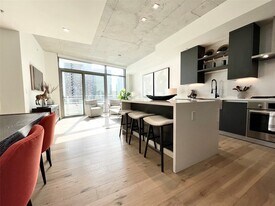 1801 N Pearl St, Unit 2204 in Dallas, TX - Building Photo