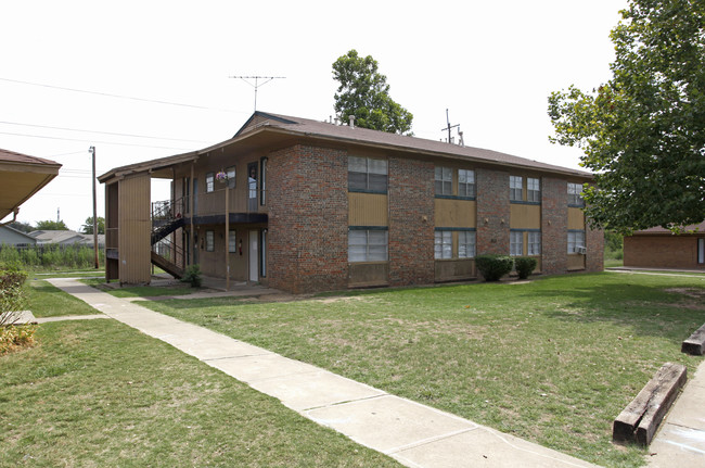 Bristow Village Apartments in Bristow, OK - Building Photo - Building Photo