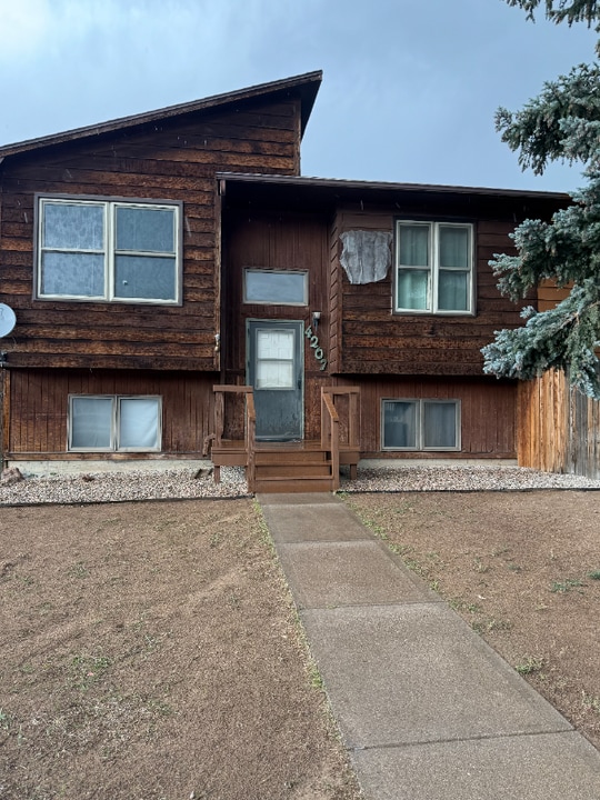 4207 E Comanche Dr in Laramie, WY - Foto de edificio