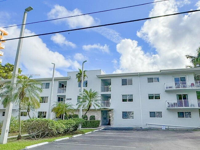 2430 NE 135th St, Unit 101 in North Miami, FL - Foto de edificio - Building Photo