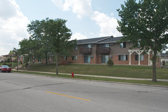 Greenbrook Place Apartments in Milwaukee, WI - Foto de edificio - Building Photo