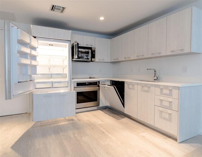 45 SW 9th St, Unit 2207 in Miami, FL - Building Photo - Building Photo