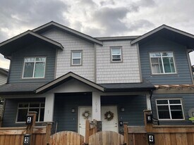 1015 Stockwell Ave in Kelowna, BC - Building Photo