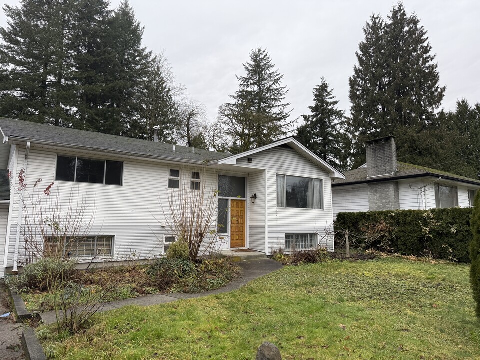 11945 Hall St in Maple Ridge, BC - Building Photo