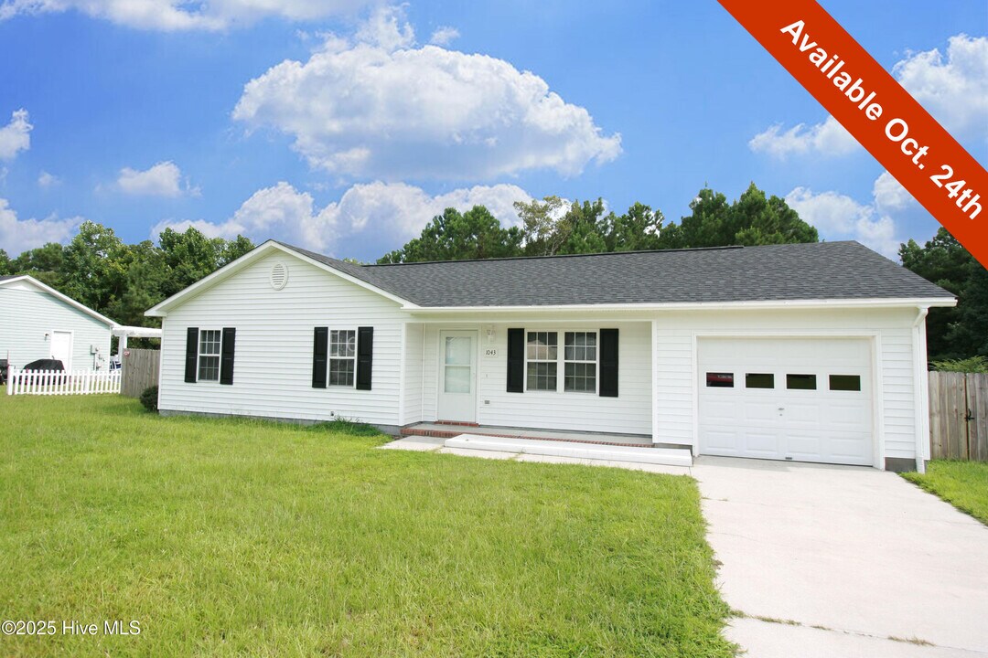1043 Shirley Dr in Jacksonville, NC - Building Photo