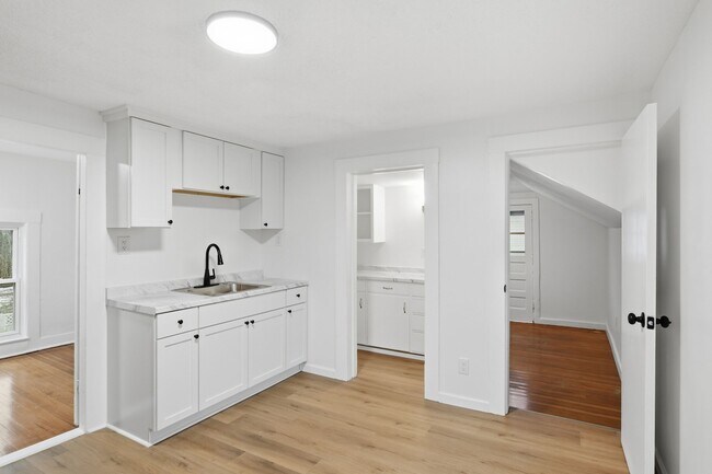 7 Day Ave, Unit 2nd floor in Westfield, MA - Foto de edificio - Building Photo