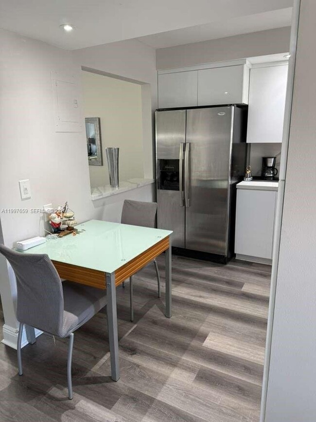 691 S Hollybrook Dr in Pembroke Pines, FL - Foto de edificio - Building Photo