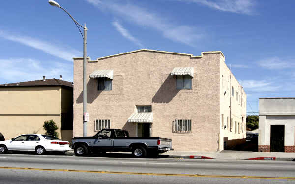 9518 California Ave in South Gate, CA - Foto de edificio