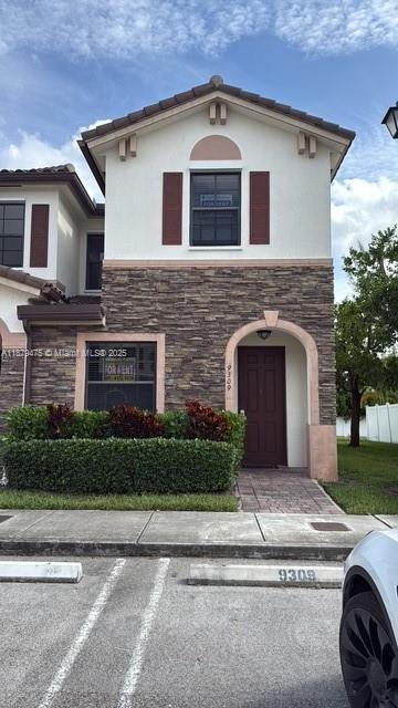 9309 W 32nd Ln in Hialeah, FL - Foto de edificio