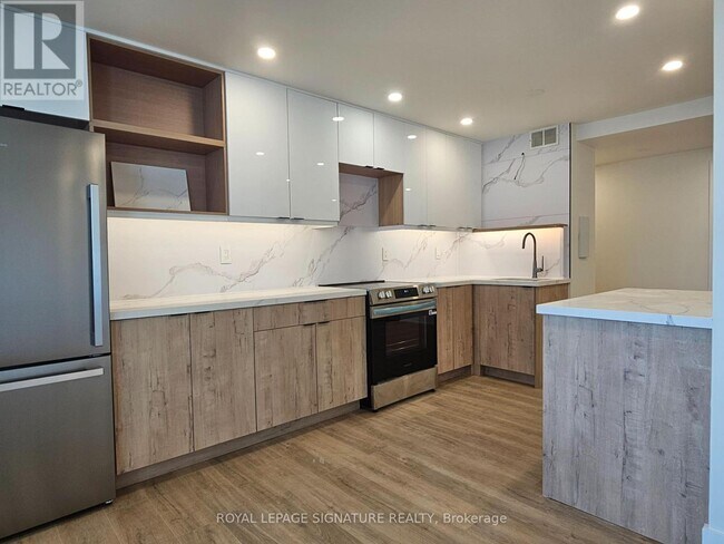 720 Spadina Ave. in Toronto, ON - Building Photo - Building Photo