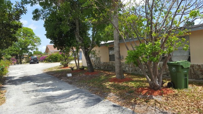 3063 Floweva St in West Palm Beach, FL - Building Photo - Building Photo