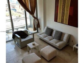 690 SW 1st Ct, Unit 1506 in Miami, FL - Foto de edificio - Building Photo