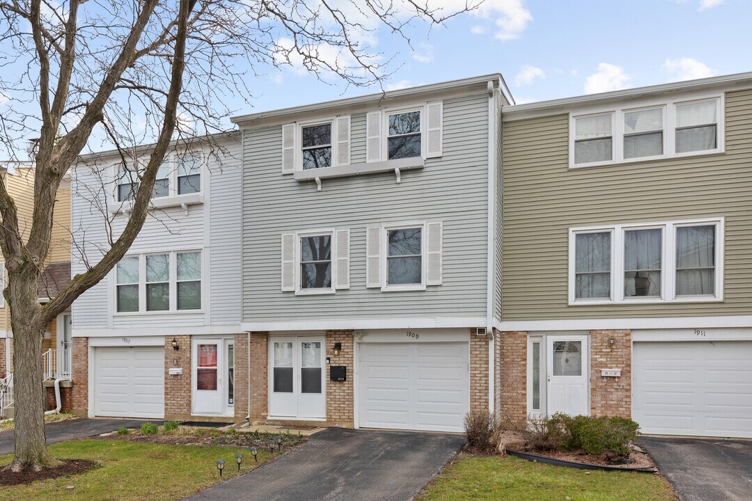 1909 Hastings Ct in Schaumburg, IL - Building Photo