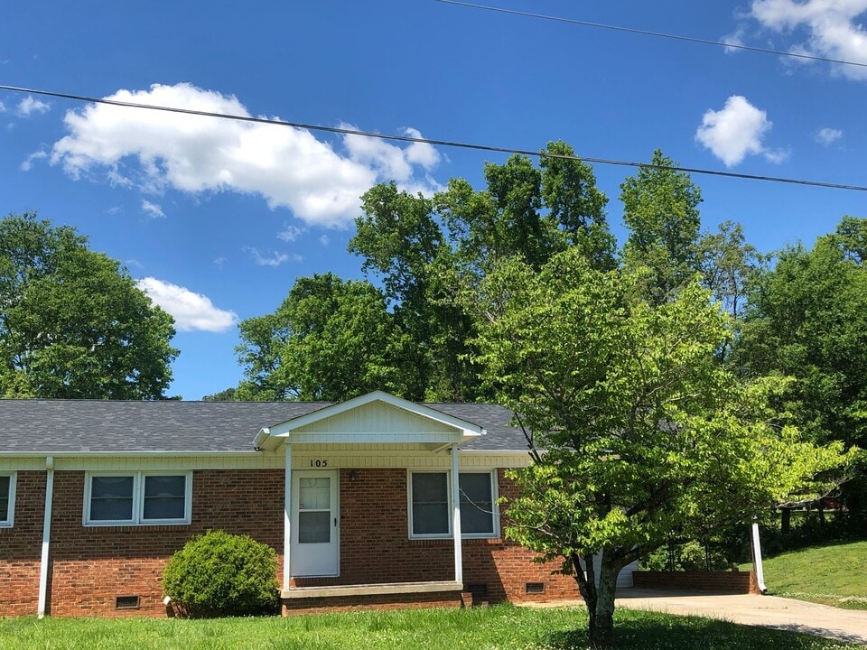 105 Ballard Dr in Dallas, NC - Building Photo