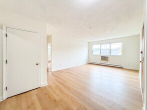 11 Hodges Ave, Unit 1 in Quincy, MA - Foto de edificio - Building Photo