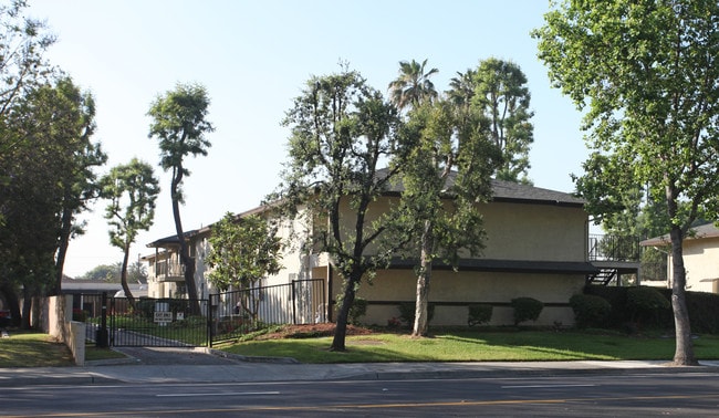 Sunset Oaks Apartments in West Covina, CA - Building Photo - Building Photo